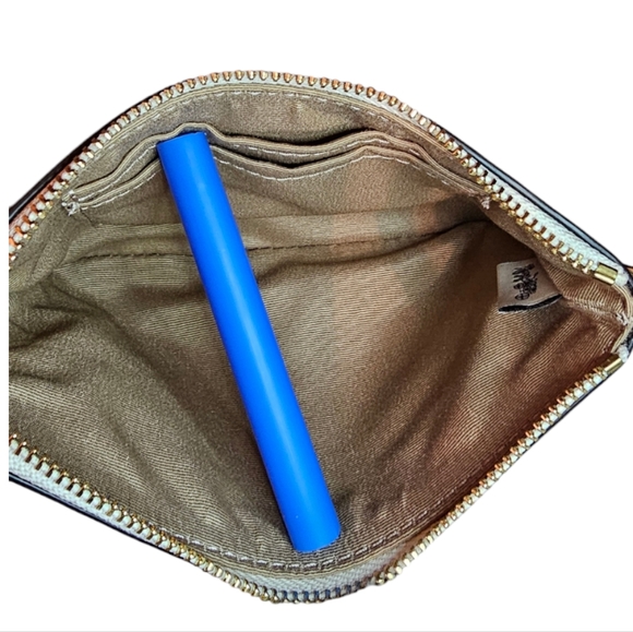 Coach Corner Zip Embossed Chalk Wristlet with Removable Apple Charm NWOT or Box - Picture 2 of 8